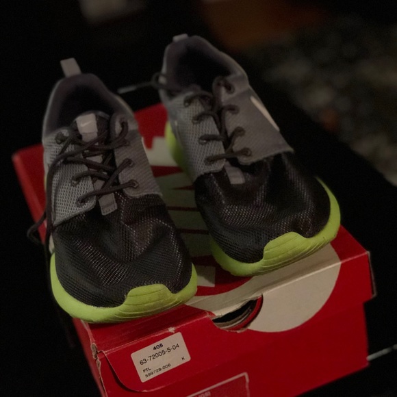 Nike Shoes - NIKE ROSHERUN